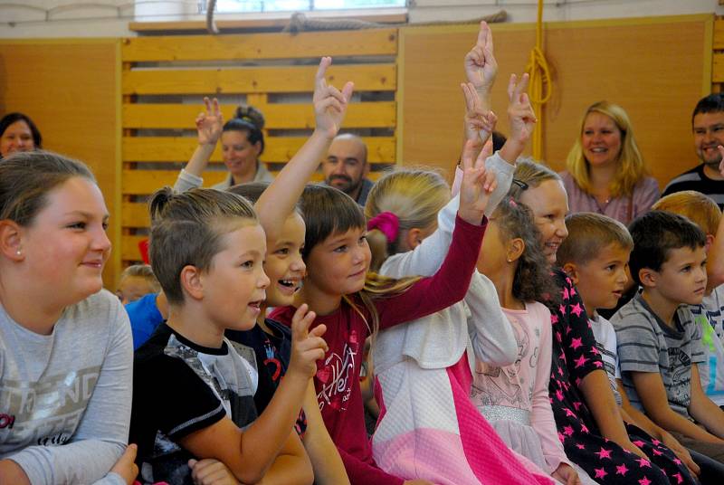 Natěšení na svůj první školní rok byli v pondělé prvňáčci, kteří usedli do lavic v Základní a mateřské škole v Ženklavě.