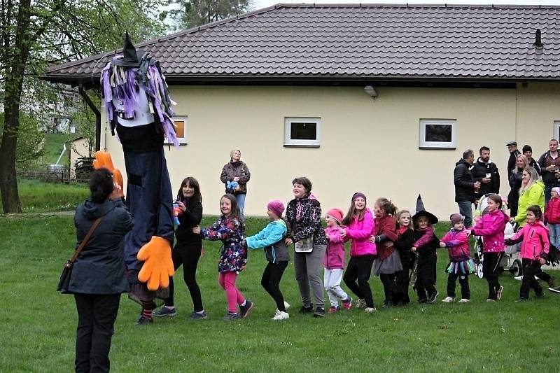 Rej čarodějnic zažili v sobotu 27. dubna v Jeseníku nad Odrou. Nakonec hlavní čarodějnici spálili.