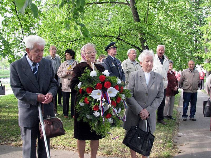 Oběti II. světové války a její ukončení si připomněli v úterý 5. května v podvečer v Příboře u památníku Rudoarmějců v parku na nábřeží Rudoarmějců.