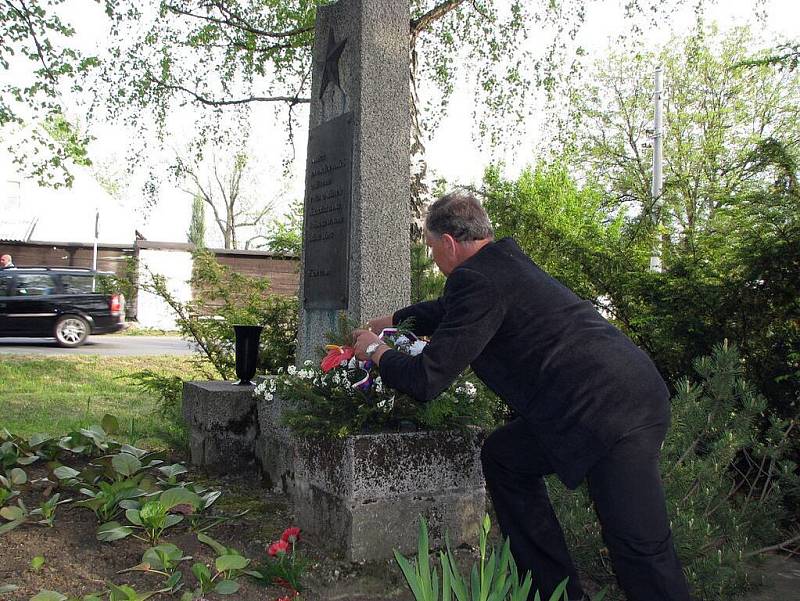 Oběti II. světové války a její ukončení si připomněli v úterý 5. května v podvečer v Příboře u památníku Rudoarmějců v parku na nábřeží Rudoarmějců.