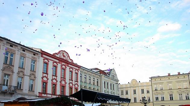 Přesných osm set přání Ježíškovi poslaly děti za doprovodu rodičů a kamarádů z novojičínského náměstí. 