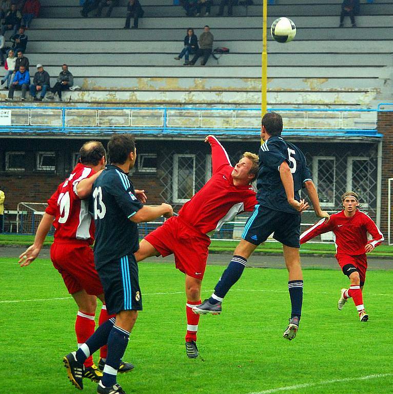 Fotbalisté Nového Jičína (červené dresy) nestačili ve vloženém 15. kole divizní soutěže na Sokol Lískovec.