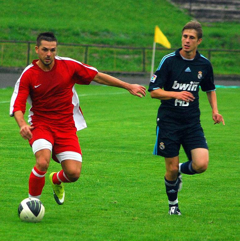 Fotbalisté Nového Jičína (červené dresy) nestačili ve vloženém 15. kole divizní soutěže na Sokol Lískovec.