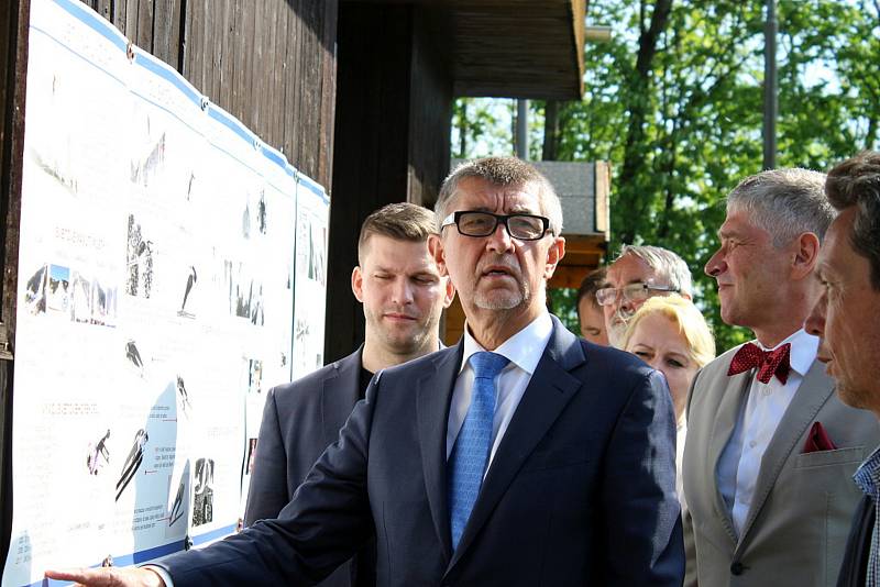 Skokanský areál Jiřího Rašky na Horečkách ve Frenštátě pod Radhoštěm navštívili ministři v čele s premiérem Andrejem Babišem a zástupci Moravskoslezského kraje s hejtmanem Ivo Vondrákem.