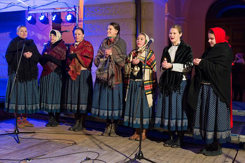 Ve Frenštátě pod Radhoštěm měli letos opět bohatý program. Ke zpívání se sešlo kolem šesti stovek lidí.