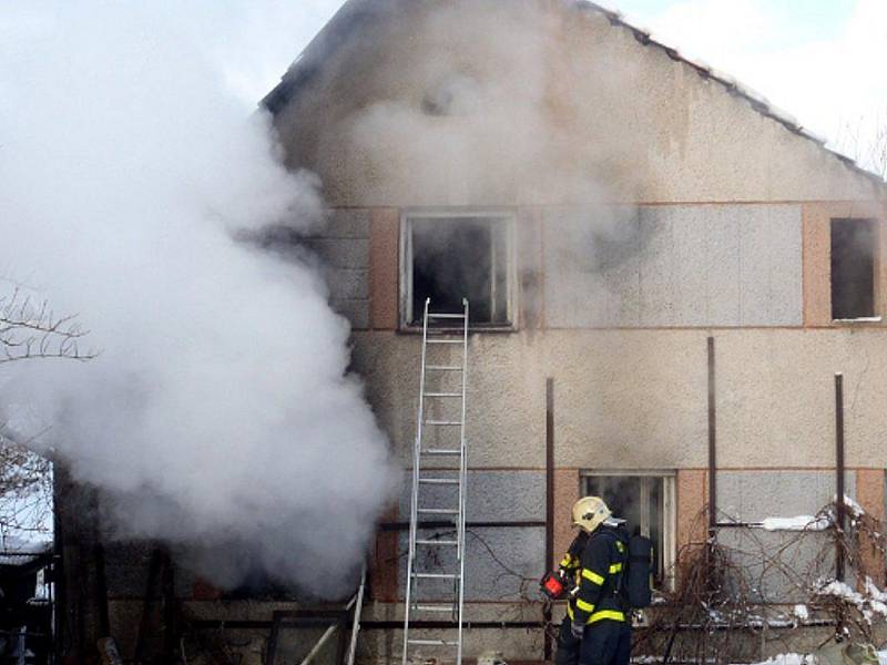 Tři jednotky hasičů vyjížděli ve středu 15. prosince krátce před polednem do Hukovic u Bartošovic. Hasiči po příjezdu na místo zjistili, že hoří kuchyň v přízemí zchátralého domu. 