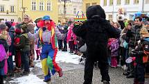 Masopustní veselí ovládlo bílovecké náměstí v úterý 13. února. Nechybělo ani tancování s medvědem.