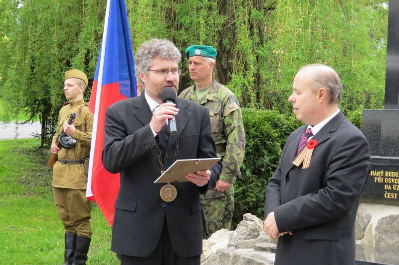 V Suchdole nad Odrou si připomněli 70. výročí od konce druhé světové války. U této příležitosti tam odhalili nové pamětní desky se jmény padlých rudoarmějců.