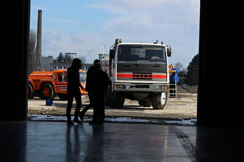 První čtyři automobily navezli řidiči v úterý 6. dubna 2021 do nového Muzea nákladní automobilů v Kopřivnici. V muzeu má být celkem sedm desítek automobilů značky Tatra.