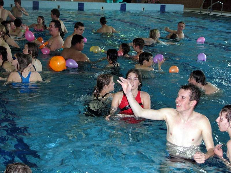 Krytým bazénem v Kopřivnici se rozléhal ve čtvrtek 30. dubna dětský smích. Konal se zde totiž další ročník úspěšné soutěže Hry bez hranic, které uspořádal Klub vodních sportů Kopřivnice.