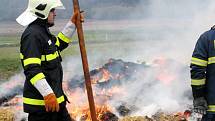 Stoh slámy o 450 balících hořel ze čtvrtku 5. na pátek 6. listopadu v Mankovicích. Stoh pod dohledem hasičů dohoříval.
