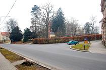 Pohled na Janáčkovy sady z dnešní ulice K Nemocnici od křižovatky směrem na Skalky. Kaple na místě stojí již od poloviny 18. století.