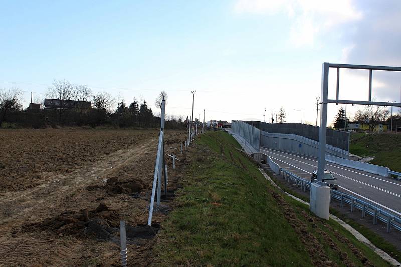 Součástí obchvatu obce Skotnice je také 150 metrů dlouhý tunel procházející Prchalovem.