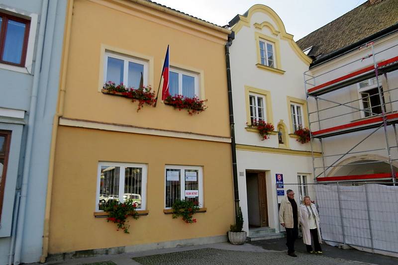 V Bílovci lidé volí také v přízemí radnice na Slezském náměstí.