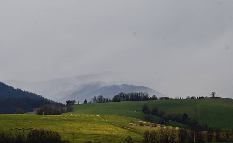 Slunce, sníh, vítr, Lysá hora a Beskydy. Ilustrační foto.