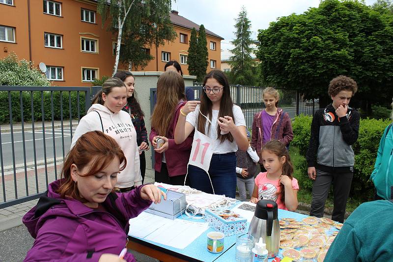 Kristýnka lyžuje na monoski. Premiérový benefiční běh, který pořádala skupina žáků Smajlíci ze Základní školy T. G. Masaryka v Bílovci, jí má pomoci v jejím sportovním snažení.