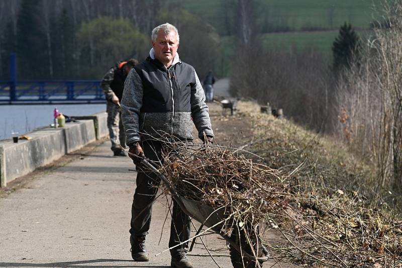 Likvidace náletových dřevin na hrázi Větřkovické přehrady u Kopřivnice