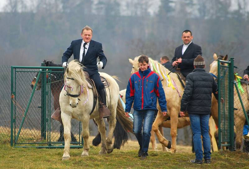 Fulnek – Lukavec – Boží hod velikonoční se nese v Lukavci, v místní části Fulneku, ve znamení tradice s názvem Jízda kolem osení. Tento starodávný zvyk se v České republice koná právě už jen v této obci na Novojičínsku a i letos lukavečtí muži, s úderem t