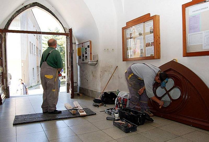 Během srpna a září probíhaly na bíloveckém kostele svatého Mikuláše opravy tří vstupních dveří. 