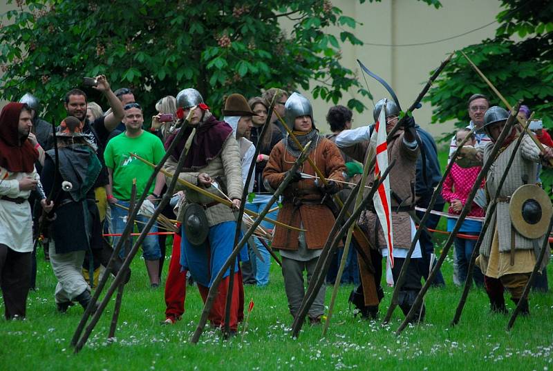 Rekonstrukce bitvy u Azincourtu na kunínském zámku.