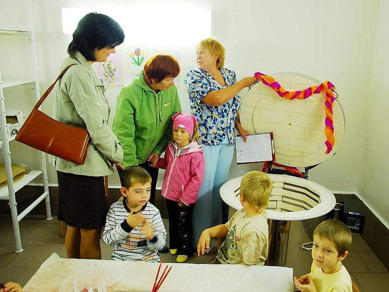 Více než dvě stovky dětí budou moct využívat keramickou pec, kterou se může pochlubit od začátku října Mateřská škola Sady na ulici Revoluční v Novém Jičíně. 