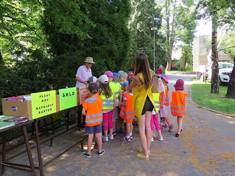 Kolik recyklovatelného odpadu se dá najít ve směsném odpadu měli možnost vidět v úterý 18. června návštěvníci městského parku v Příboře.