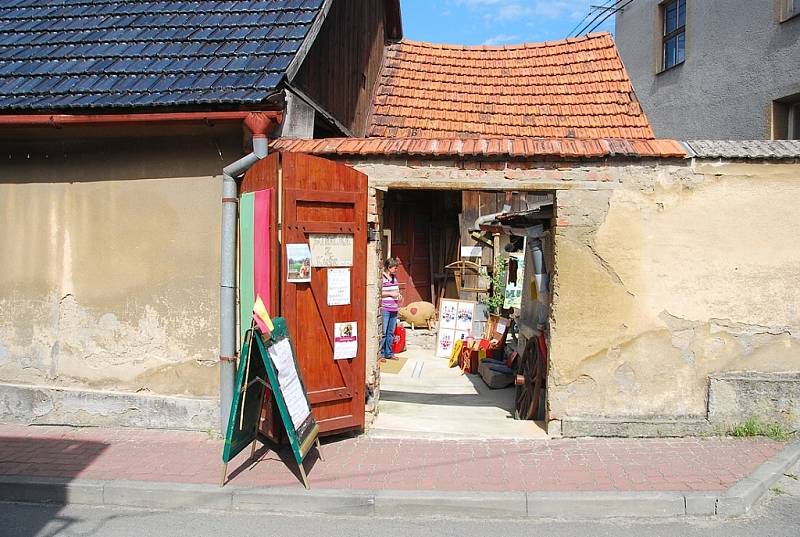 V podhradí Starého Jičína je prvním rokem otevřeno malé muzeum manželů Polzerových. Na malém dvorku a v přízemí starého domu vás provedou dobou středověku i mládí vašich nedávných předků.