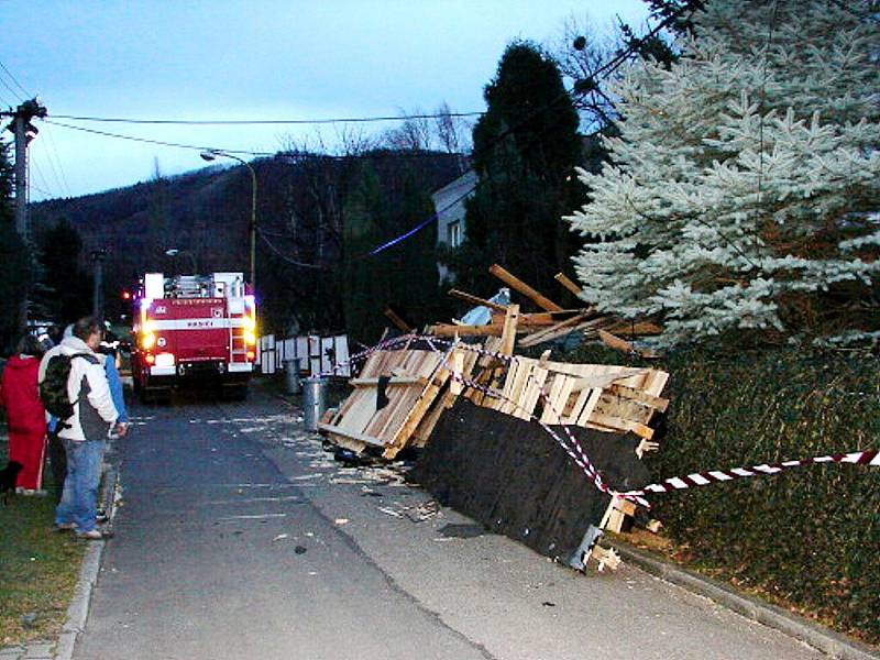 Pád střechy na Havlíčkově ulici v Kopřivnici.