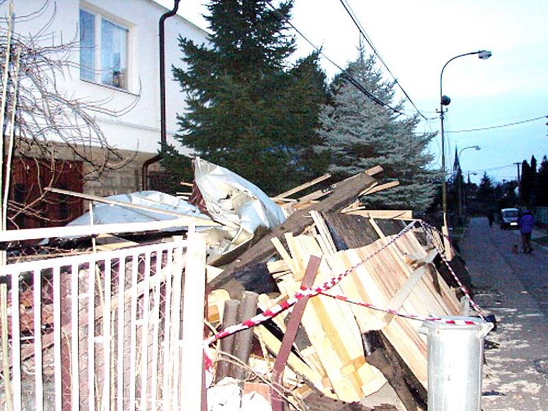 Pád střechy na Havlíčkově ulici v Kopřivnici.