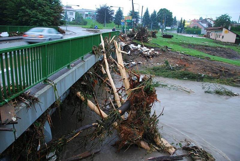 Apokalypsa, tak by se dala nazvat situace, která nastala ve čtvrtek ráno v Jeseníku nad Odrou po ničivé zápavě.