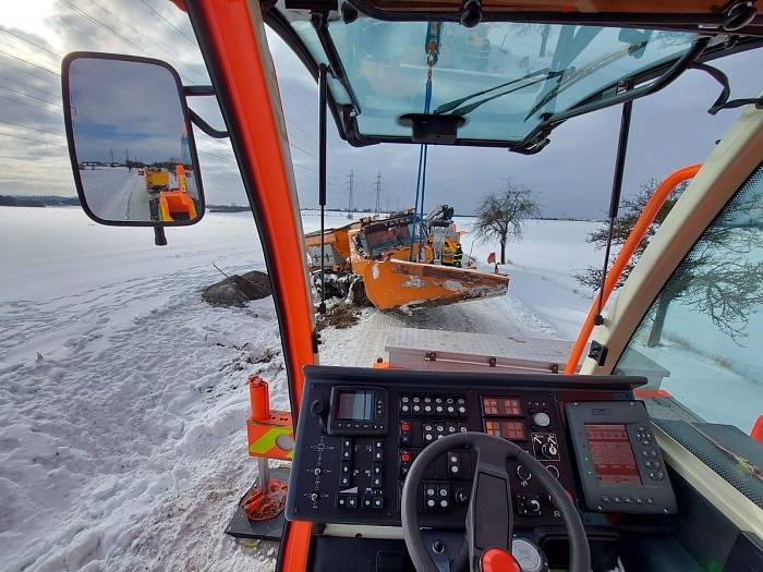 Hasiči mají v těchto dnech plno práce také s vyprošťováním vozidel ze sněhu. Snímek je z akce ve Velkých Heralticích.