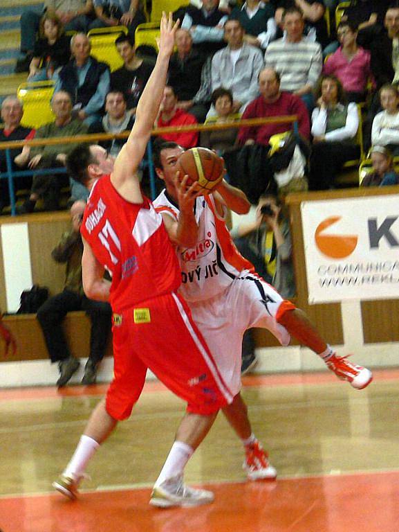 Basketbalisté Nového Jičína sehráli s Pardubicemi napínavé utkání.