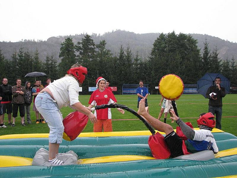 Jakubčovice nad Odrou v sobotu opět žily Obecními hrami bez hranic. V soutěži gladiátorů svedly mezi sebou zajímavý boj zástupkyně družstev Hadráci (vlevo) a Velká voda. 