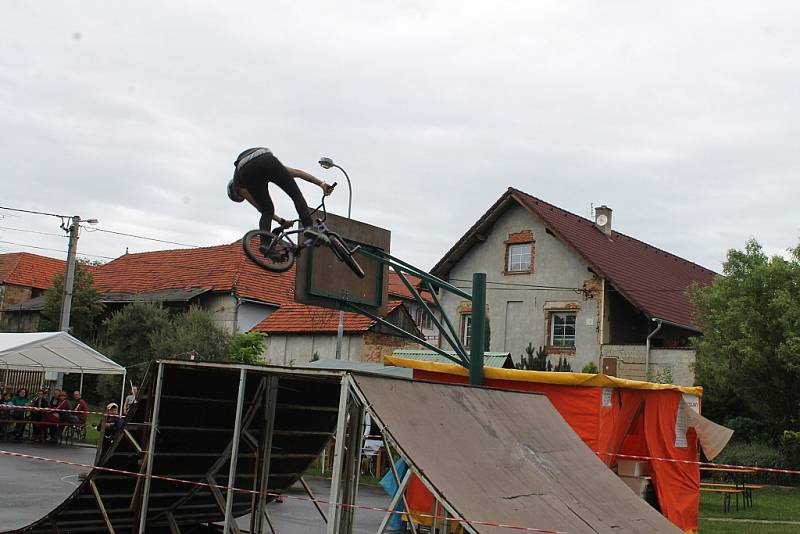 Exhibice bikerů v Jeseníku nad Odrou.