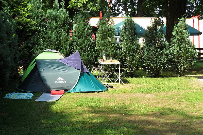 Areál kempu s koupalištěm v Příboře je na okraji města.