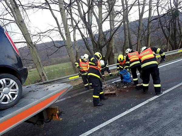 V Odrách se čelně srazily dva automobily, řidiče vyprošťovali hasiči.