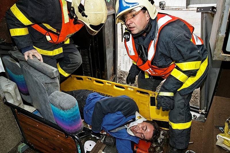 Novojičínští hasiči opět prověřili své síly a nanečisto si vyzkoušeli, jak by reagovali u ostrého zásahu. V Bílovci se totiž konalo cvičení profesionálních hasičů s vyprošťováním osob z autobusu.