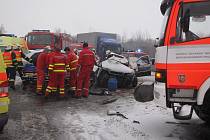 Dva lidské životy si vyžádala srážka dvou osobních vozidel Renault Koleo, Citroen Xantia a cisterný Scania na silnici I/48 u Dubu, místní části Starého Jičína, která se stala 22. února.