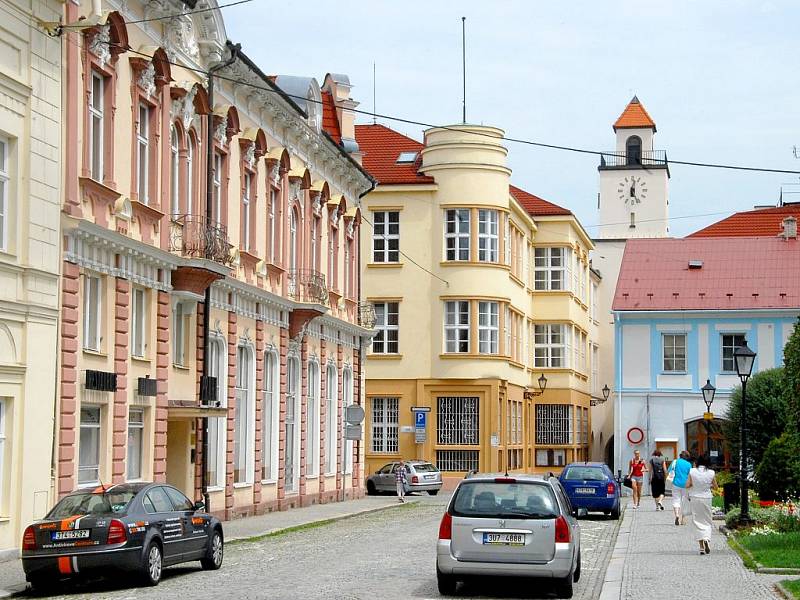 Hotel Praha (budova vlevo) patří městu Nový Jičín.