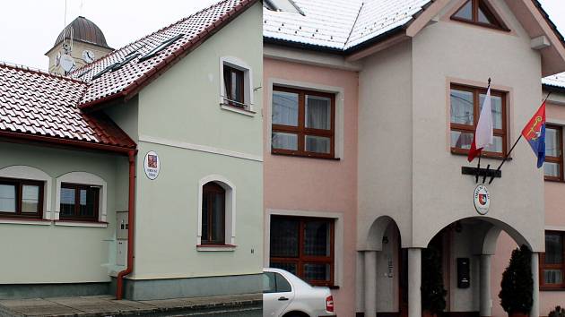 Obecní úřad v Petřvaldě je vzdálený od obecního úřadu v Mošnově jen čtyři kilometry. 