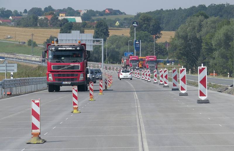 Od čtvrtka 1. srpna jezdí řidiči na D48 po novém betonovém svršku. Stavebí práce se přemístily na druhou polovinu vozovky.