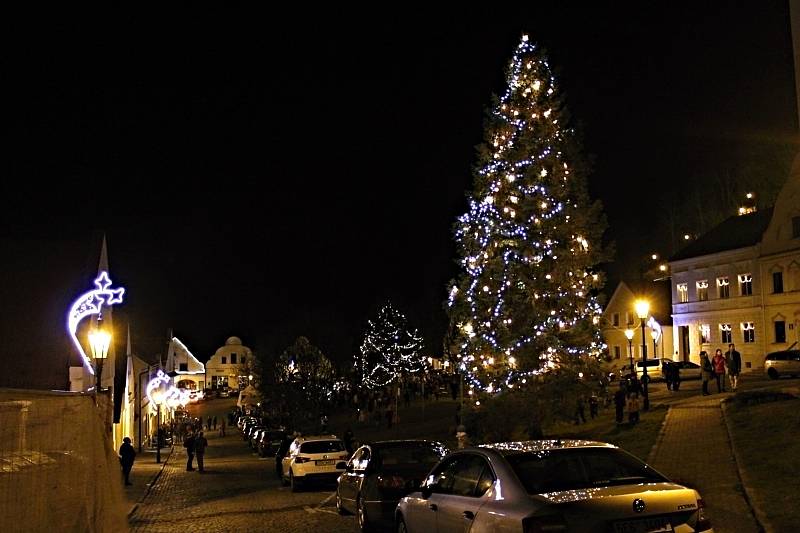 Ve Štramberku to stihli. Rozsvícení vánočního stromu ve čtvrtek 25. listopadu 2021 ještě měli s programem i jarmarkem.