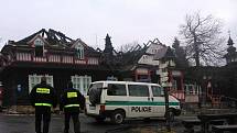 V pondělí 3. března v poledne již spáleniště u Libušína na Pustevnách prohledávali experti, kteří se snažili zjistit příčinu požáru. 