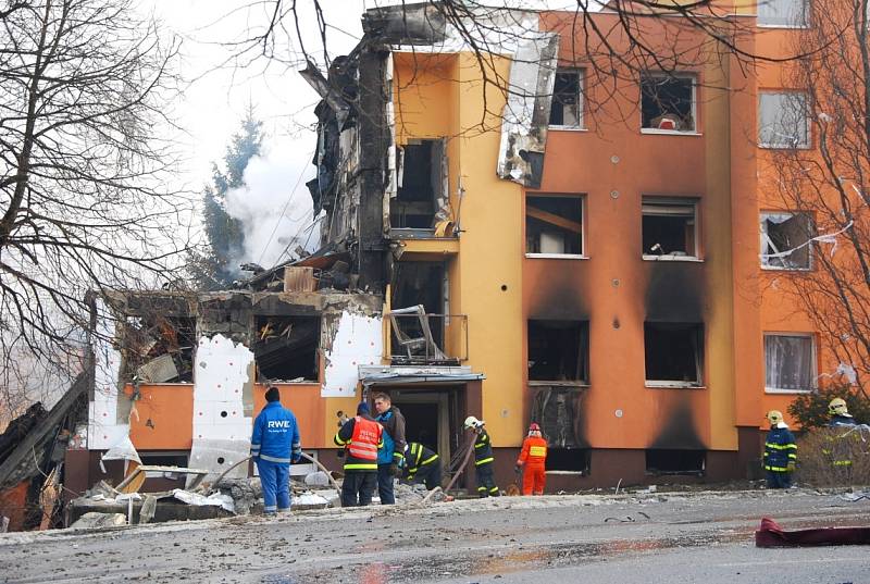 Záchranné práce a situace na místě po výbuchu v panelovém domě ve Frenštátě pod Radhoštěm.