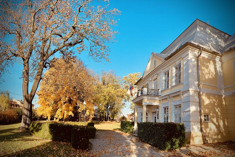 Zámek z 18. století slouží ve Slatině jako obecní úřad a knihovna. Podzim v jeho parčíku doslova čaruje.