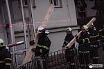 Šest jednotek profesionálních a dobrovolných hasičů zasahovalo v sobotu 10. ledna odpoledne u následků výbuchu v suterénu rozlehlé dvoupatrové vily v Šenově u Nového Jičína, jež se nachází nedaleko obchodního střediska.
