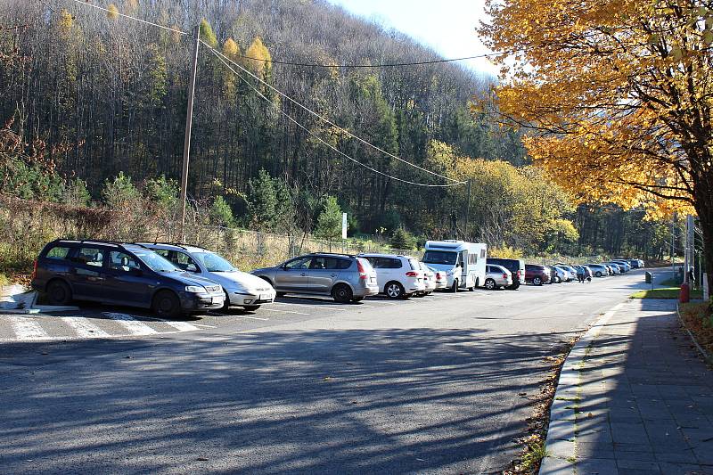 Počasí v sobotu 7. listopadu 2021 lákalo k výletům. Jedním z cílů turistů byla Lašská naučná stezka v Kopřivnici s Bezručovou vyhlídkou či hradem Šostýn.