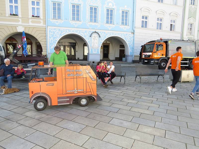 Stovky dětí zavítaly v pátek 26. dubna na Masarykovo náměstí a do parku k Žerotínskému zámku v Novém Jičíně k oslavám Dne Země.