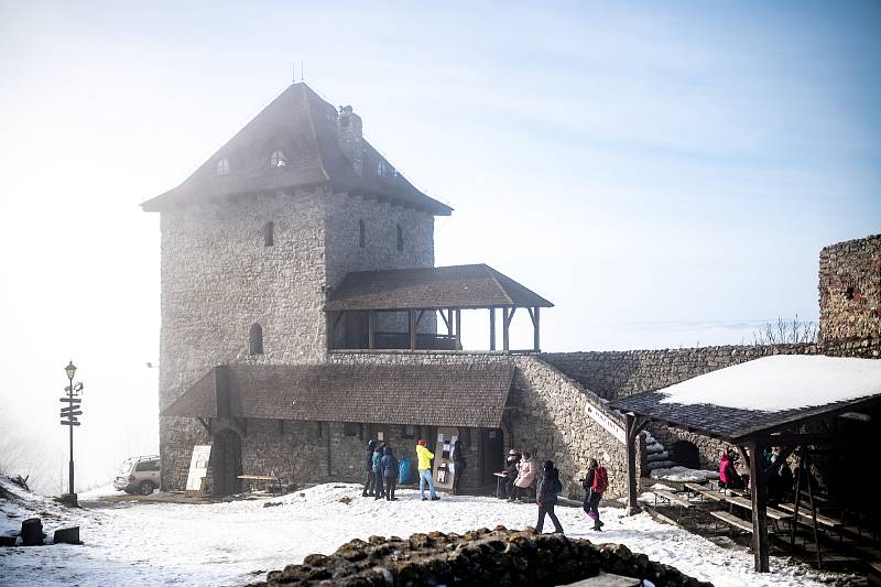 Lidé využili pěkného počasí k návštěvě zříceniny hradu Starý Jičín. 20. února 2021.