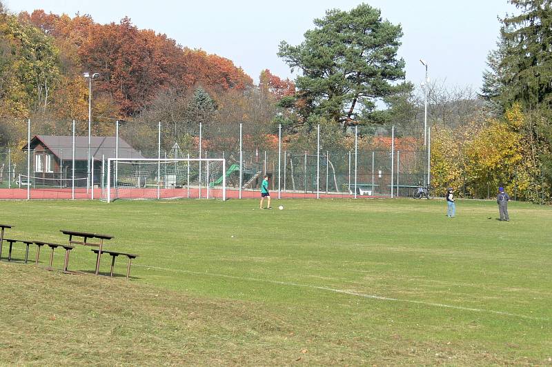 Obec Životice u Nového Jičína leží v údolí obklopená kopci.